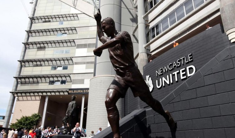 Bức tượng ngoài sân St James’ Park