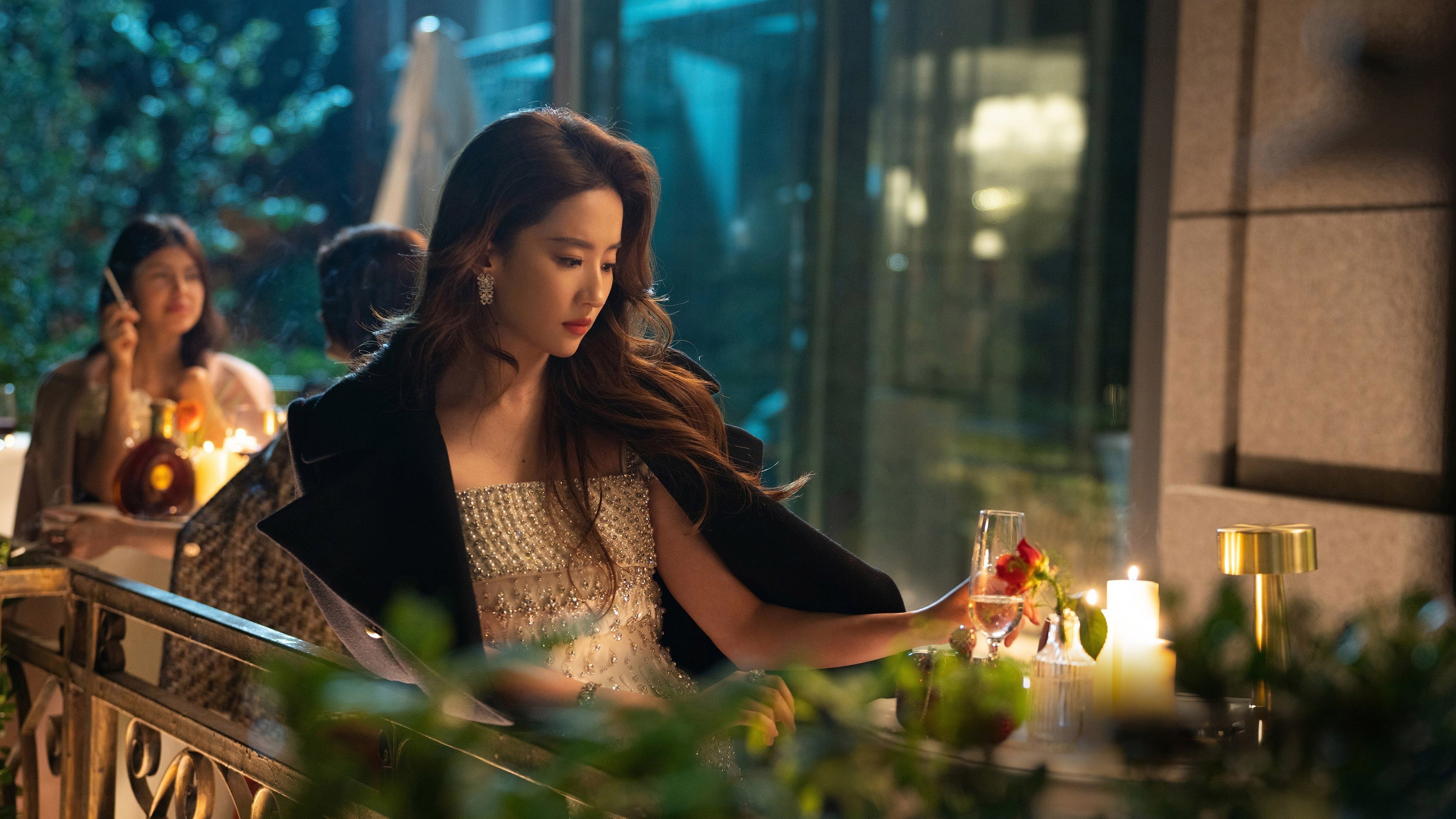 Lưu Diệc Phi thể hiện vai diễn Hoàng Diệc Mai bằng giọng nói nhẹ nhàng, đầy tâm tư và ánh mắt chất chứa nỗi buồn