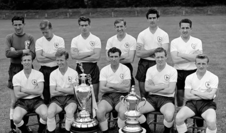 đội hình huyền thoại tottenham cùng với chiếc cup năm 1960-61