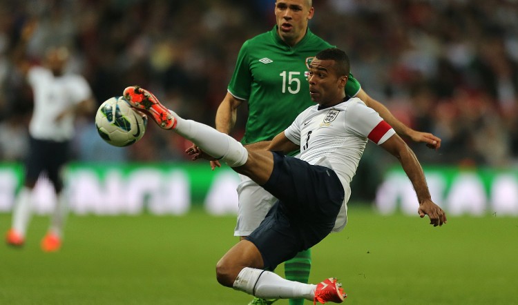Ashley Cole thường xuyên được triệu tập lên tuyển Anh