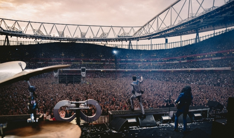 Nhóm nhạc The Killers trình diễn tại Emirates