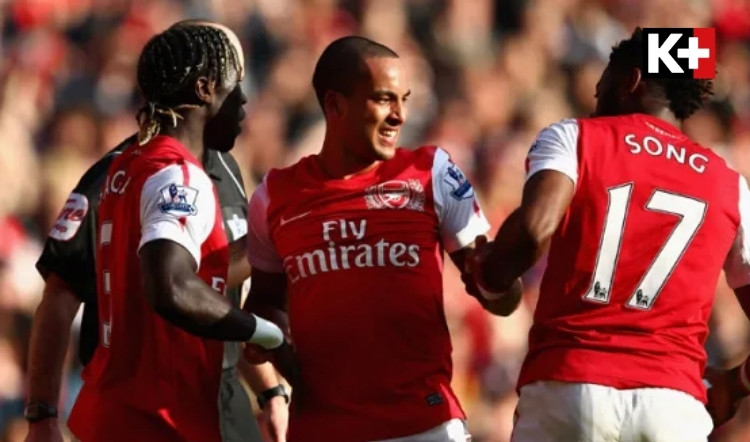 Tập thể Arsenal ăn mừng trong trận đấu