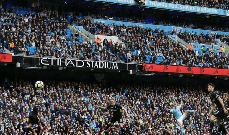 Khán giả cổ vũ náo nhiệt tại Etihad Stadium