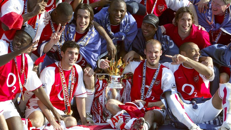 Vieira cùng đồi đội ăn mừng chức vô địch EPL 2003/04