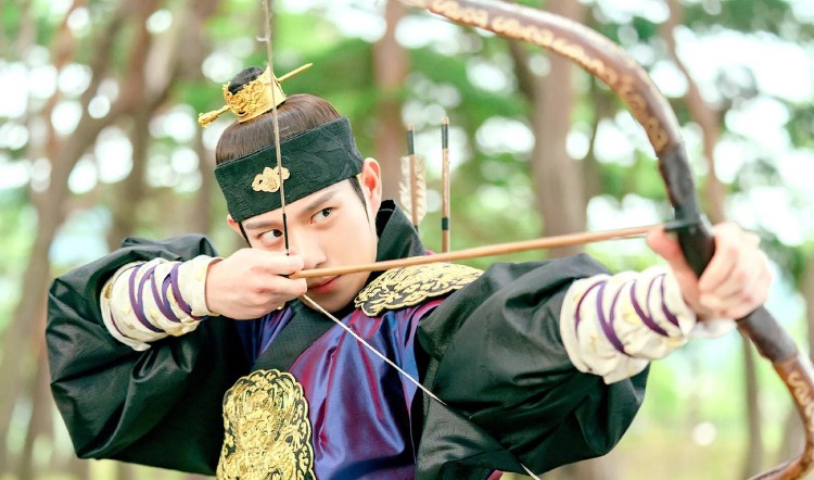 Kim Young Dae trong vai vua Lee Heon