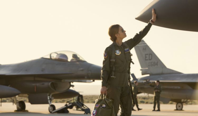 carol-danvers-cung-chiec-may-bay-gan-bo