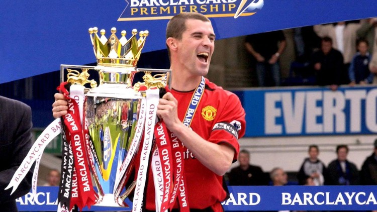 Roy Keane trong tay cúp vô địch