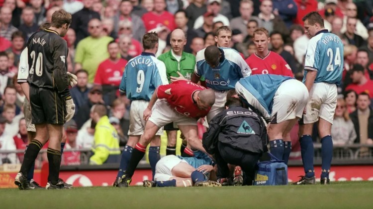 Roy Keane đạp gãy chân Alf-Inge Haaland