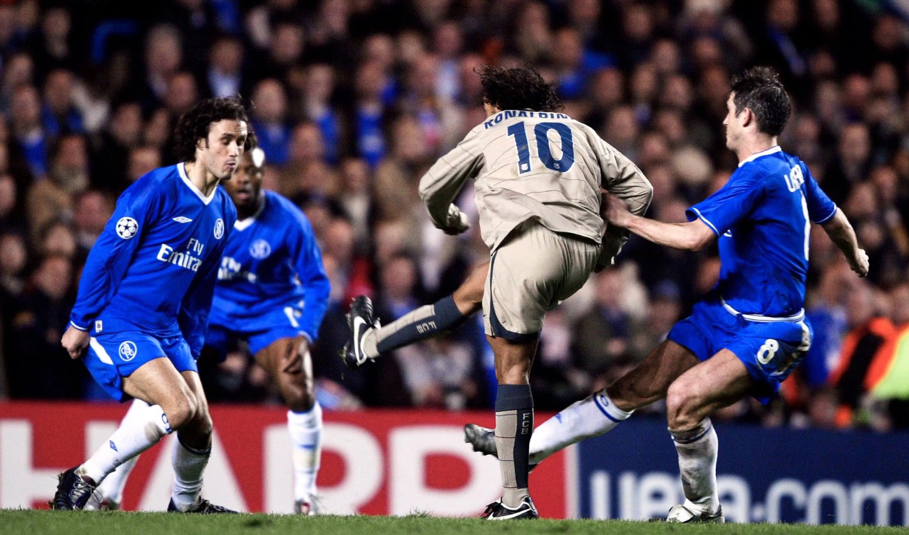 Chelsea đối đầu với Barcelona của Ronaldinho tại Stamford Bridge