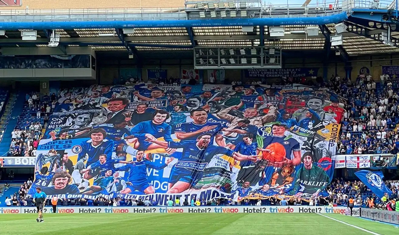 Tấm Tifo tri ân các huyền thoại của Chelsea
