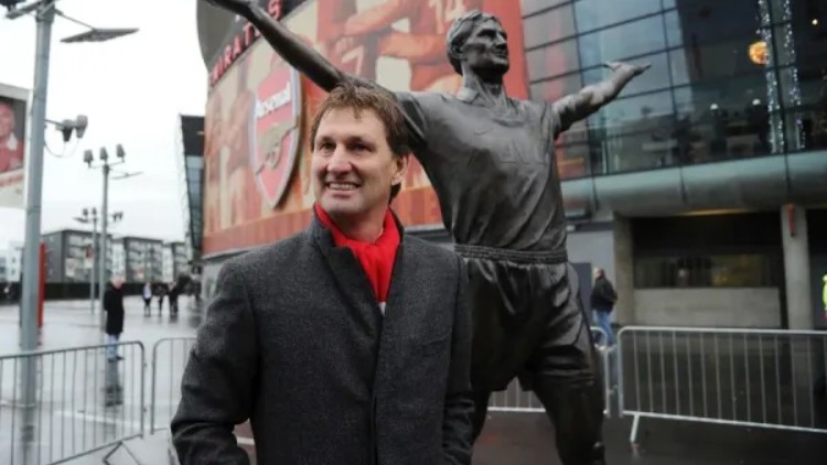 Tony Adams và bức tượng trước sân Emirates