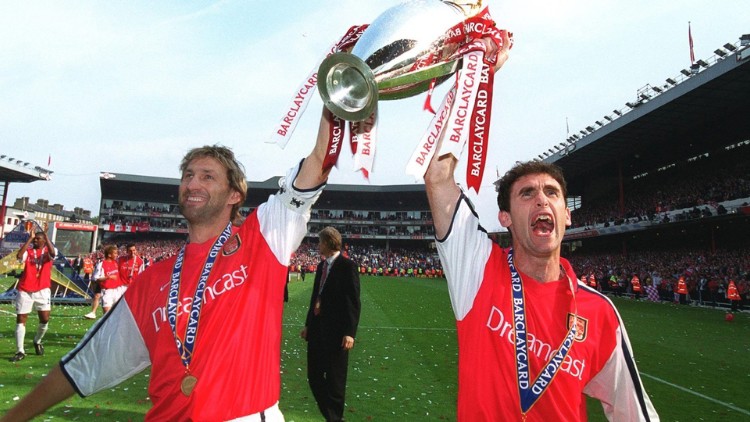Tony Adams và Martin Keown ăn mừng chức vô địch EPL 2001/02