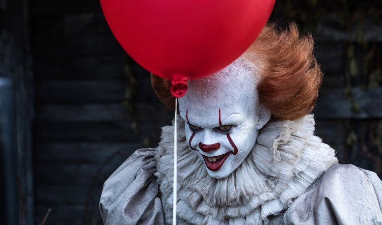 Chú hề Pennywise xuất hiện đáng sợ