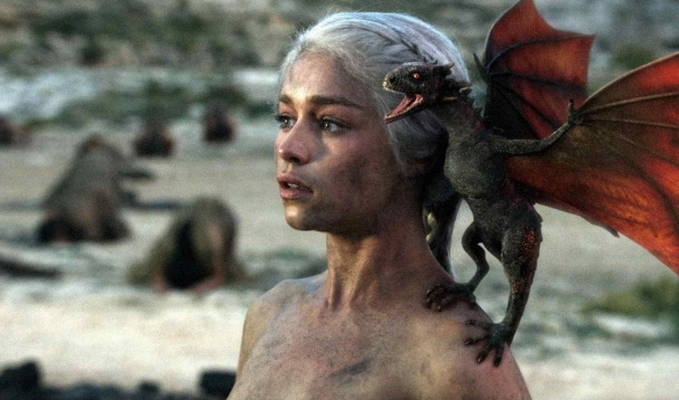 Daenerys Targaryen và chú rồng con