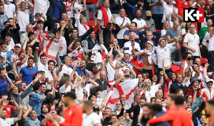 Không khí náo nhiệt trên khán đài Wembley