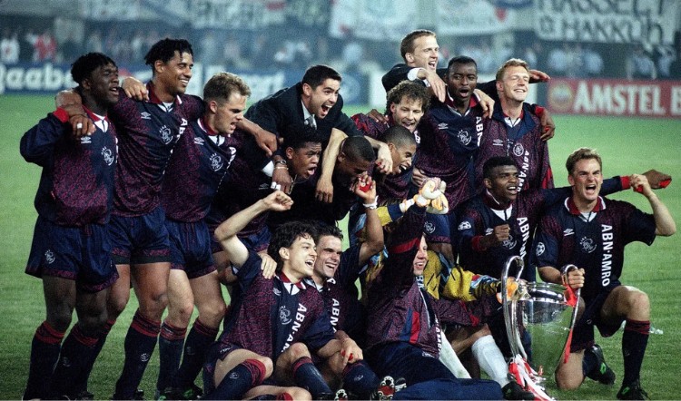 Thế hệ vàng của Ajax 1994/1995 với Van De Sar, De Boer, Seedorf,...