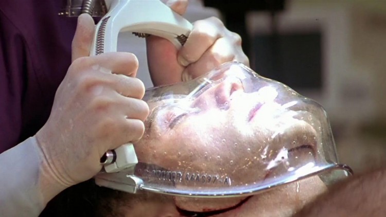 Phân cảnh thay đổi khuôn mặt trong Face/Off