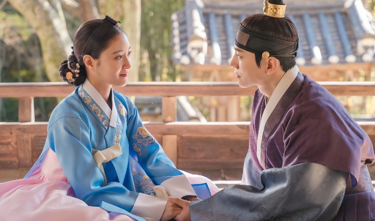 Thế tử Lee San và cung nữ Seong Deok Im 