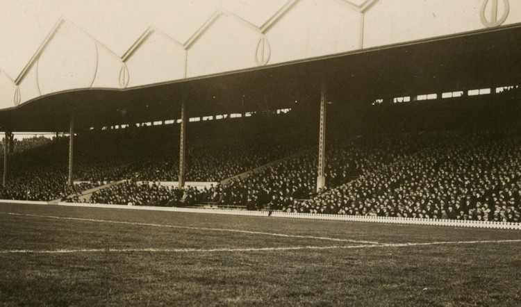 Trận đấu đầu tiên trên sân Old Trafford