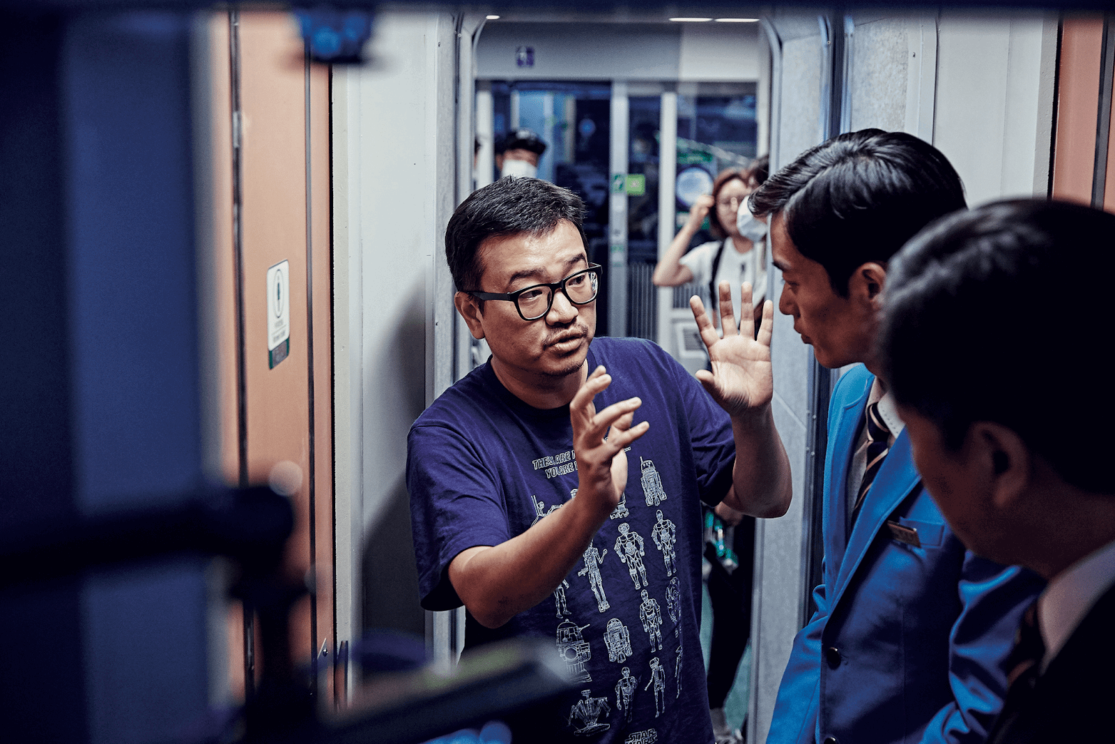 Đạo diễn Yeon Sang-ho trên phim trường Train To Busan